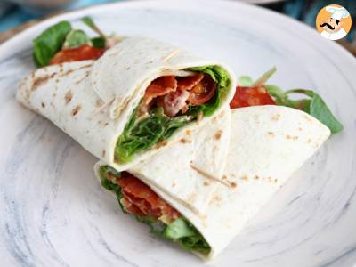 Chorizo, avocado en tomaat sandwich wrap