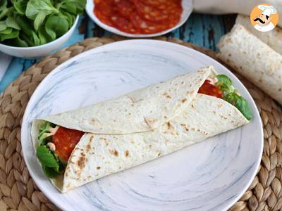 Chorizo, avocado en tomaat sandwich wrap - foto 2