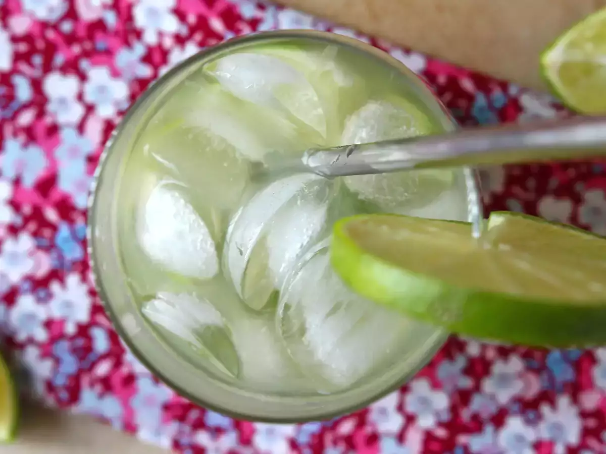 Citroen Caipirinha: het gemakkelijk te maken Braziliaanse drankje zonder cocktailshaker - foto 3