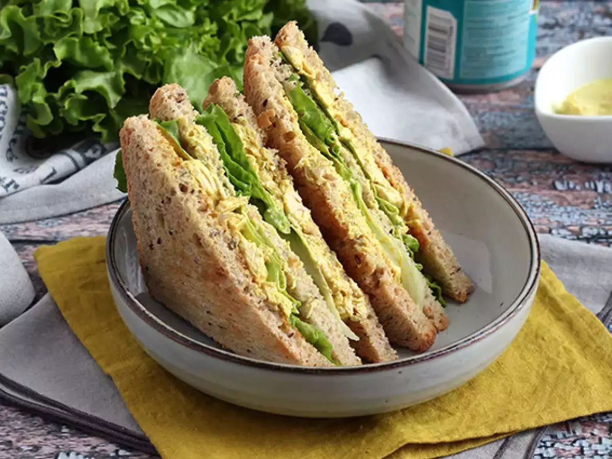 Club sandwich met kipkerrie