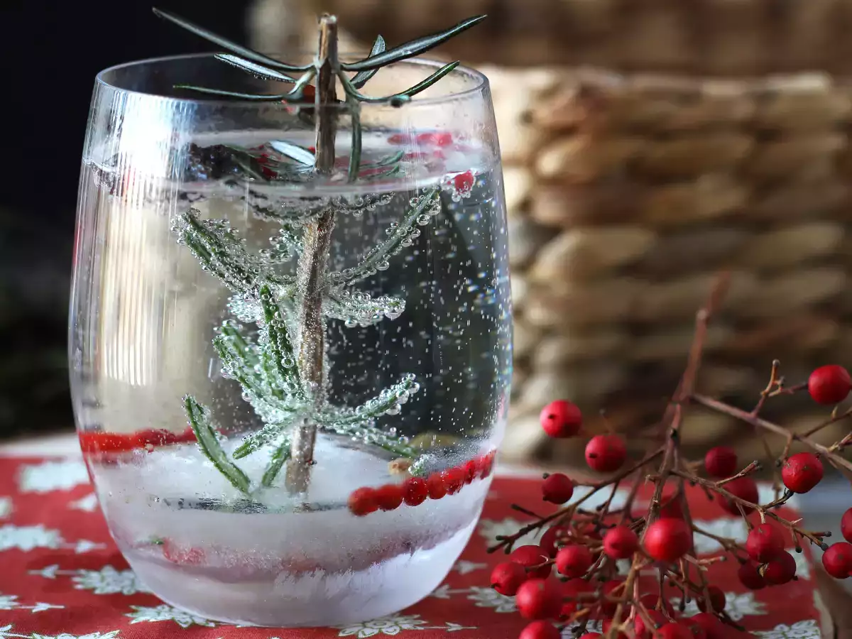 Cocktail met een besneeuwde mini-dennenboom erin - foto 3