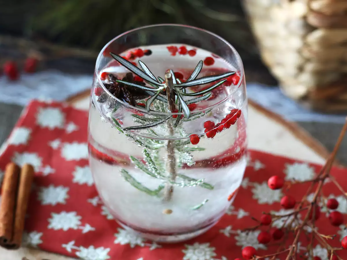 Cocktail met een besneeuwde mini-dennenboom erin - foto 5