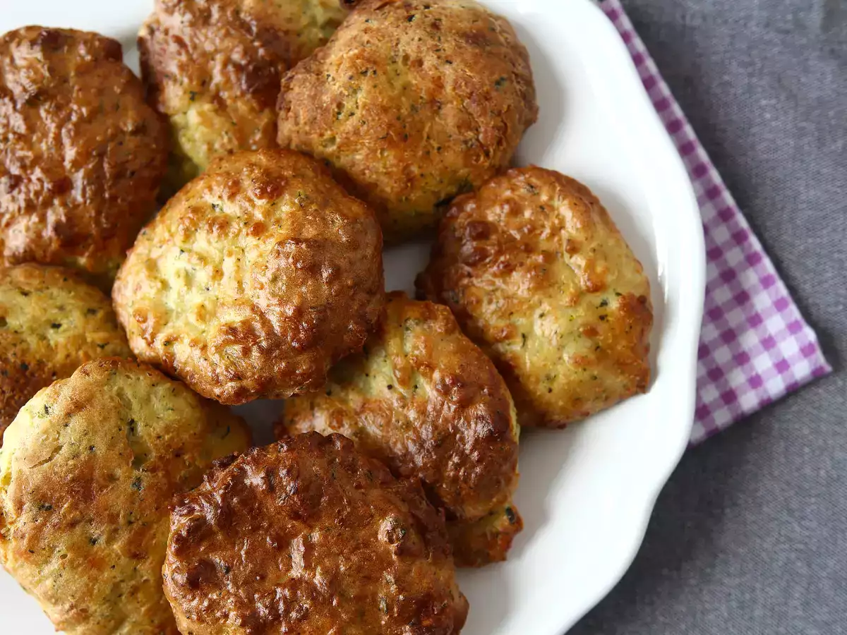 Courgettebeignets uit de Airfryer met yoghurt-fetasaus