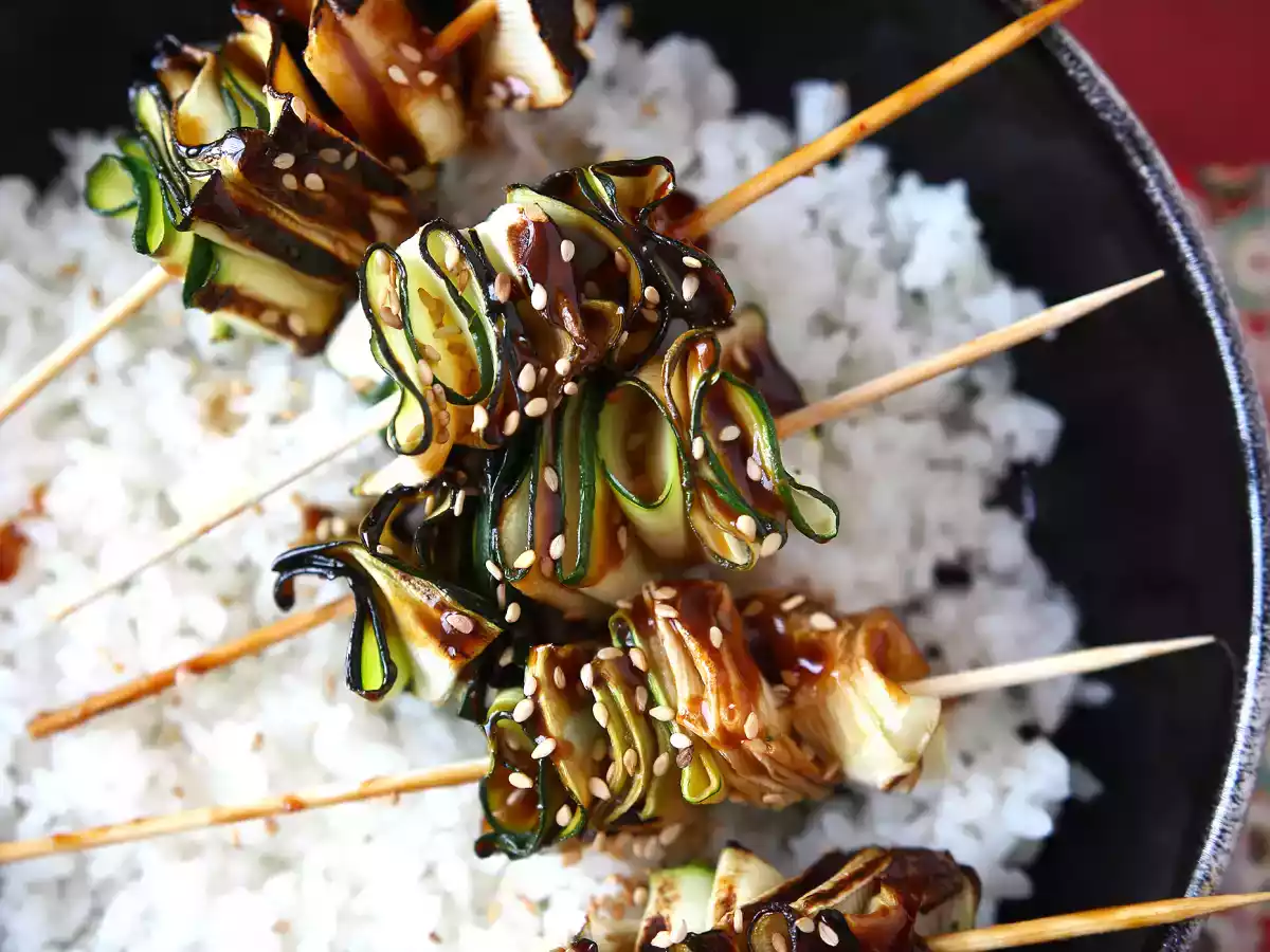 Courgettekebabs met een heerlijke, pittige Aziatische saus