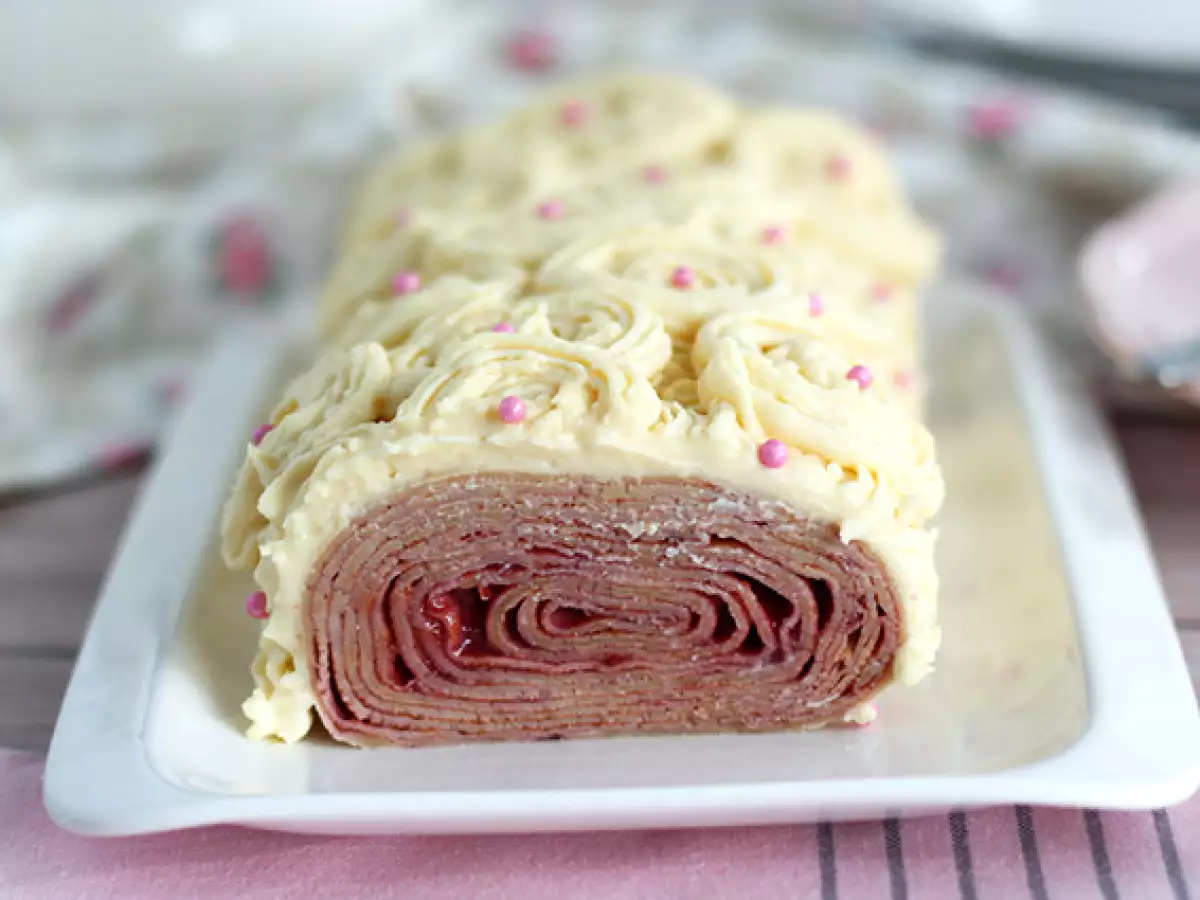 Crêpe-kerststronk met frambozen en witte chocolade