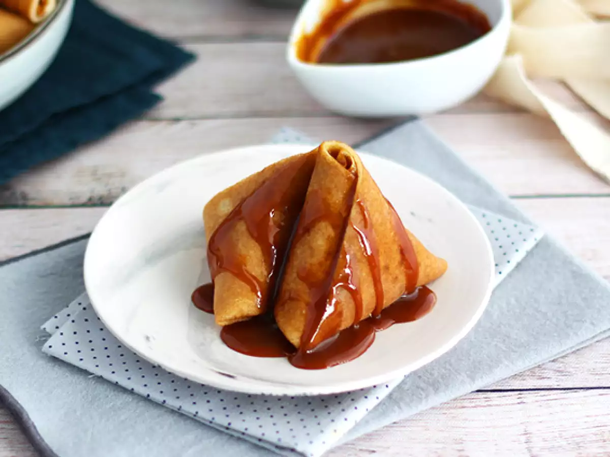 Crêpe-samoesa's met gekaramelliseerde appels
