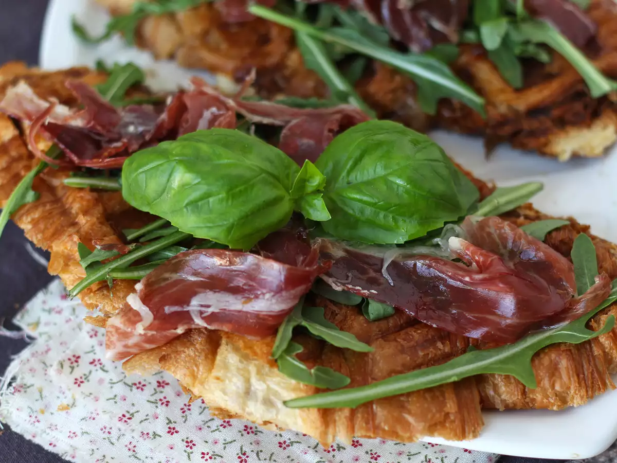 Croffle: croissant in wafelvorm met vijgenjam, geitenkaas en Iberische ham