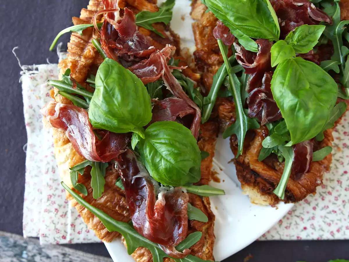 Croffle: croissant in wafelvorm met vijgenjam, geitenkaas en Iberische ham - foto 2