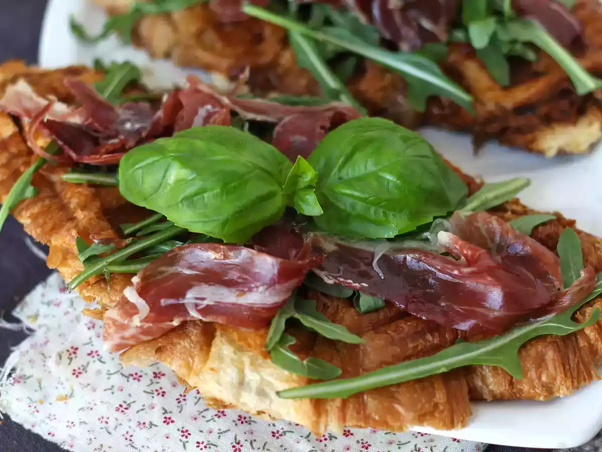 Croffle, de wafelvormige croissant met vijgenjam, geitenkaas en Iberische gerookte ham