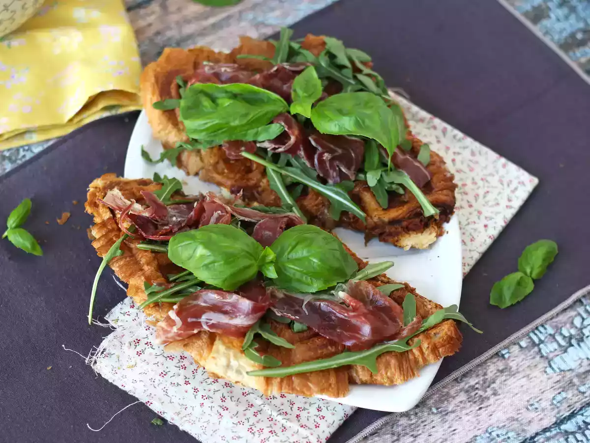 Croffle, de wafelvormige croissant met vijgenjam, geitenkaas en Iberische gerookte ham - foto 3