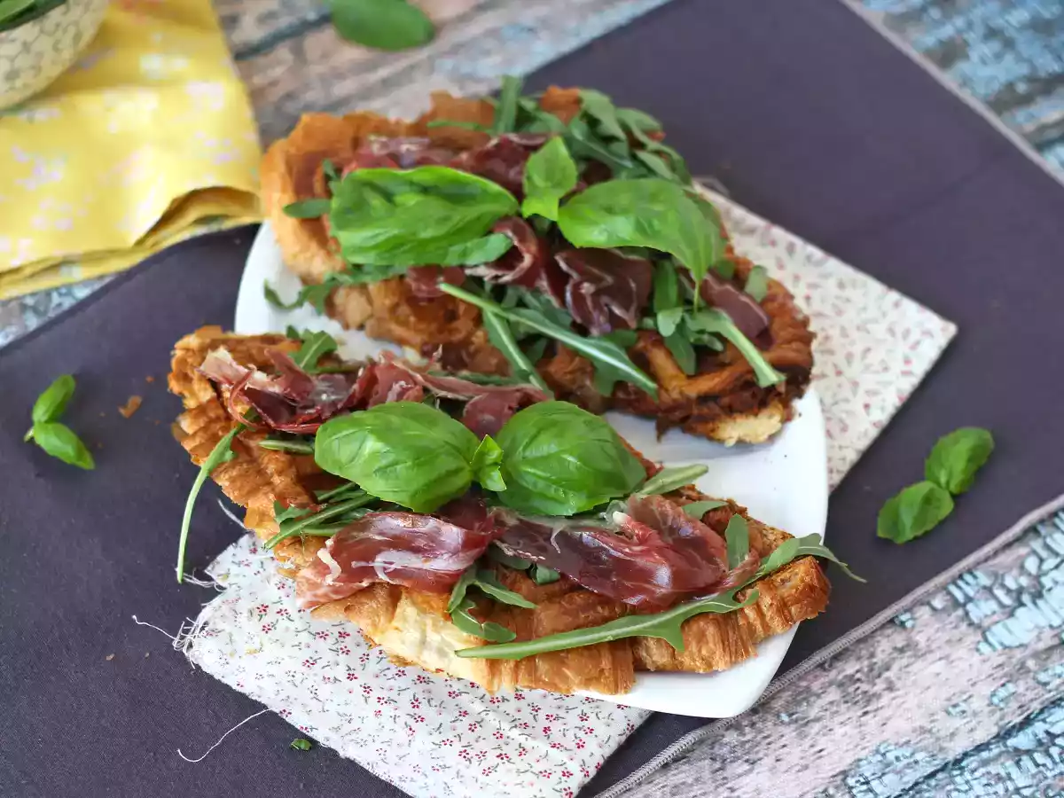 Croffle, de wafelvormige croissant met vijgenjam, geitenkaas en Iberische gerookte ham - foto 4