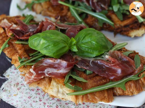 Croffle, de wafelvormige croissant met vijgenjam, geitenkaas en Iberische gerookte ham