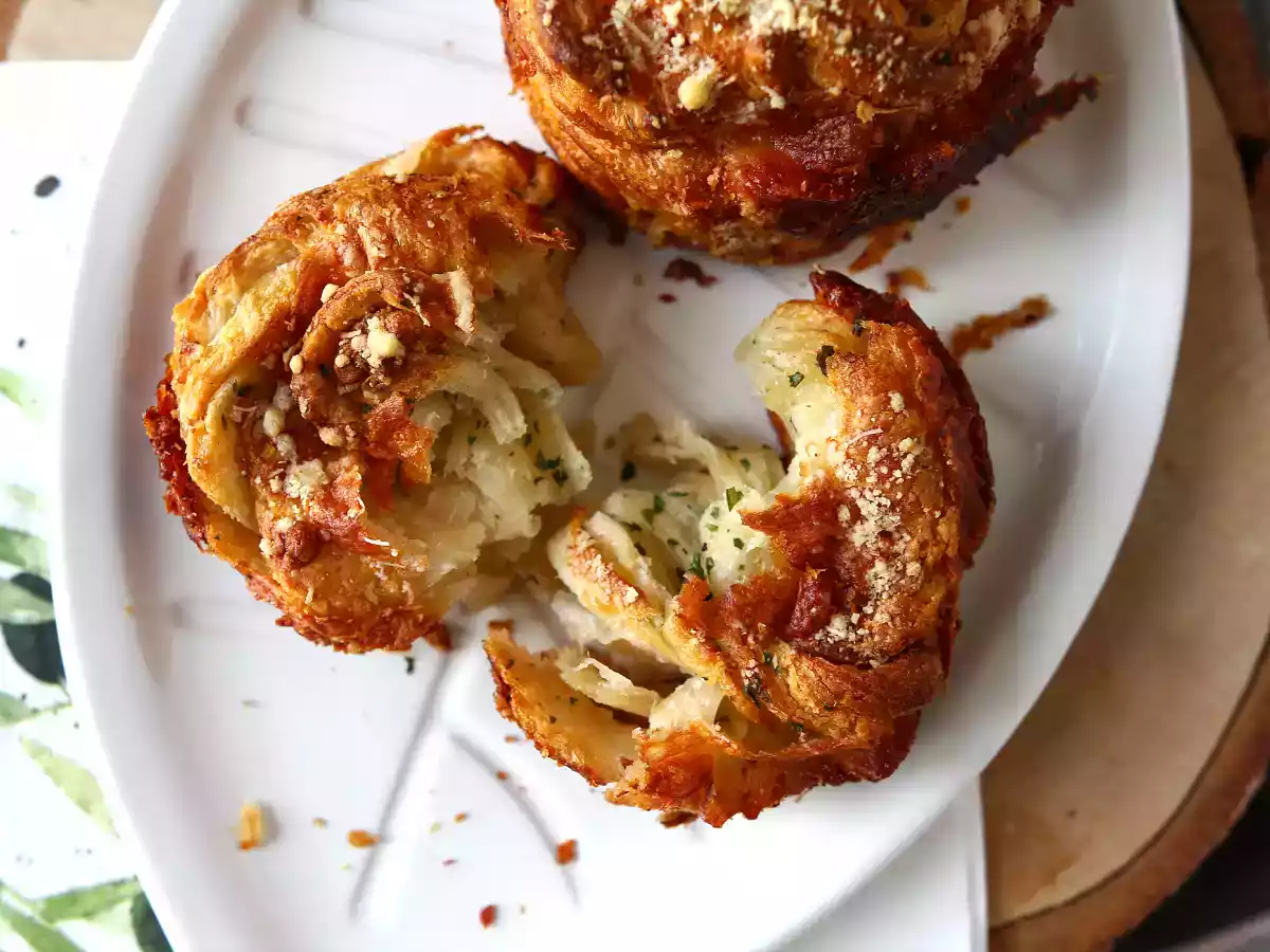 Cruffins, de combinatie van een croissant en een muffin, in dit geval gezouten met parmezaan en mozzarella.
