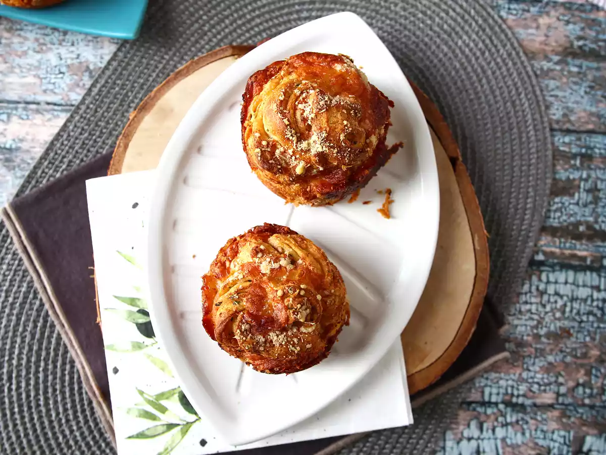 Cruffins, de combinatie van een croissant en een muffin, in dit geval gezouten met parmezaan en mozzarella. - foto 2