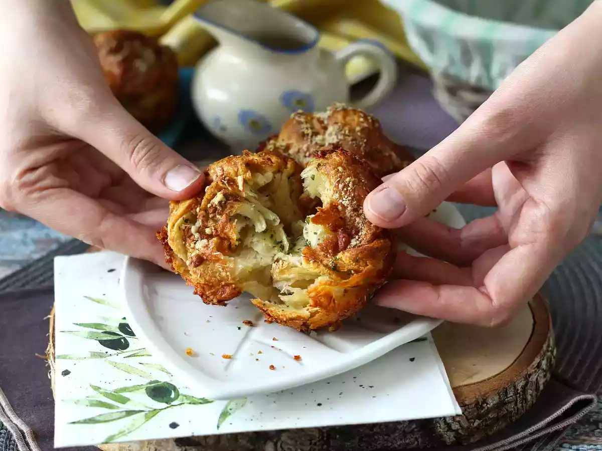 Cruffins, de combinatie van een croissant en een muffin, in dit geval gezouten met parmezaan en mozzarella. - foto 6