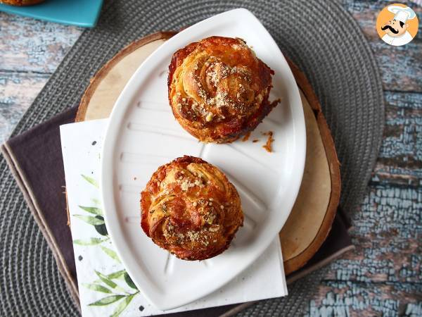 Cruffins, de combinatie van een croissant en een muffin, in dit geval gezouten met parmezaan en mozzarella. - foto 2