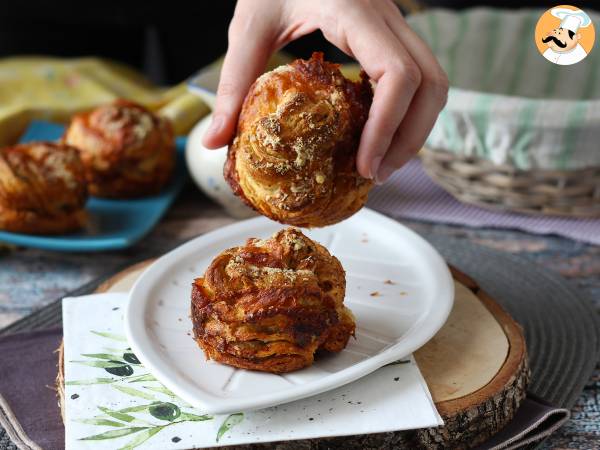 Cruffins, de combinatie van een croissant en een muffin, in dit geval gezouten met parmezaan en mozzarella. - foto 3