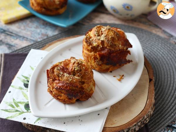 Cruffins, de combinatie van een croissant en een muffin, in dit geval gezouten met parmezaan en mozzarella. - foto 4