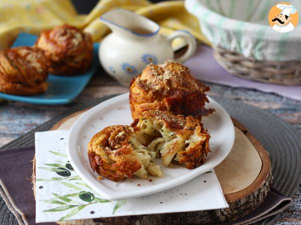 Cruffins, de combinatie van een croissant en een muffin, in dit geval gezouten met parmezaan en mozzarella. - foto 5