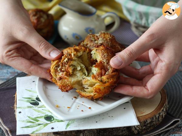 Cruffins, de combinatie van een croissant en een muffin, in dit geval gezouten met parmezaan en mozzarella. - foto 6