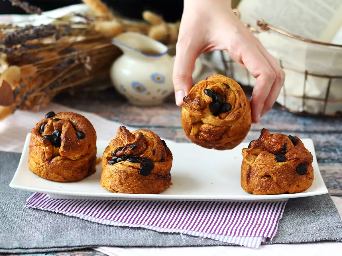 Cruffins: de combinatie van een croissant en een muffin, met banketbakkersroom en chocolade
