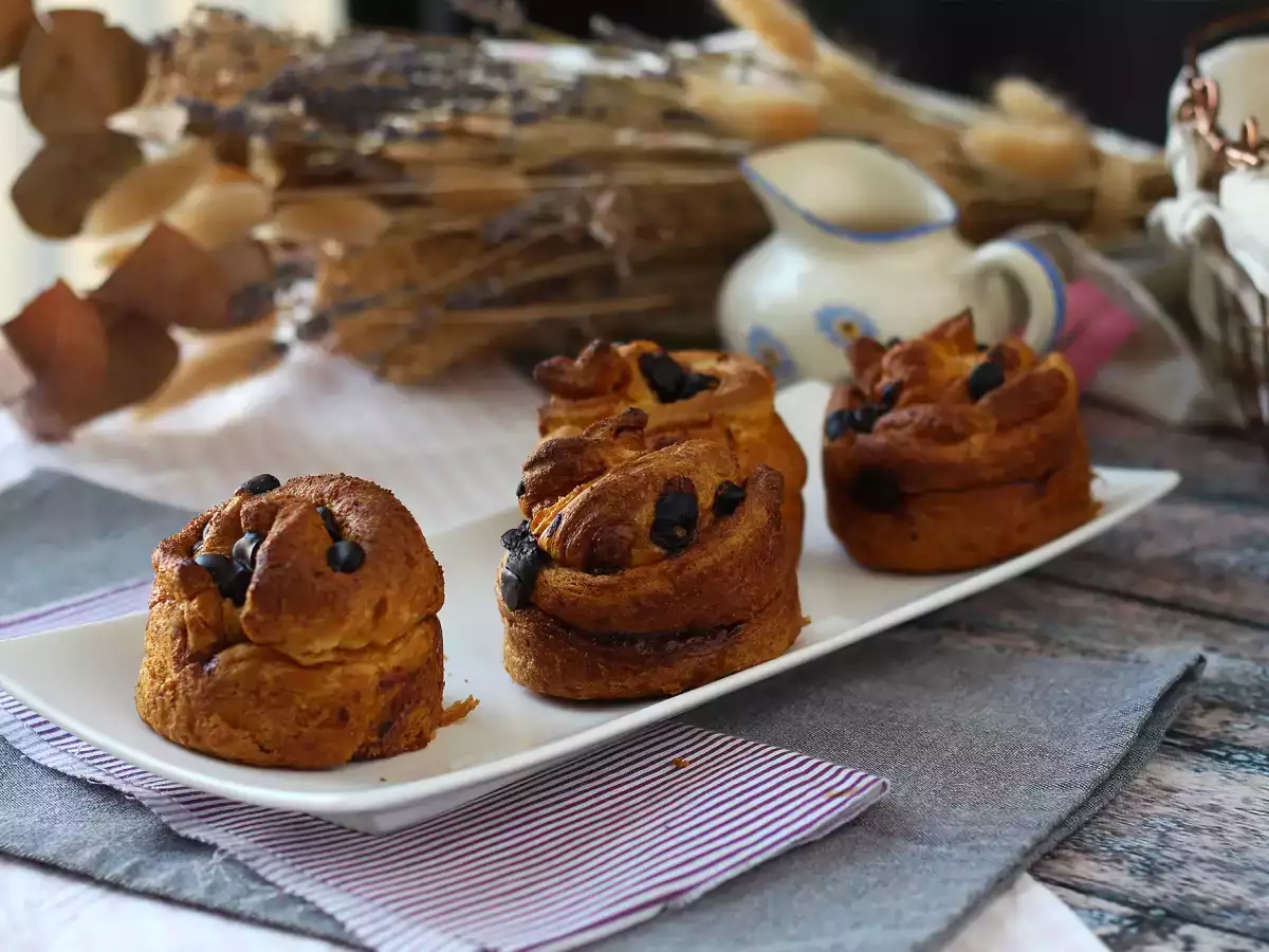 Cruffins: de combinatie van een croissant en een muffin, met banketbakkersroom en chocolade - foto 3