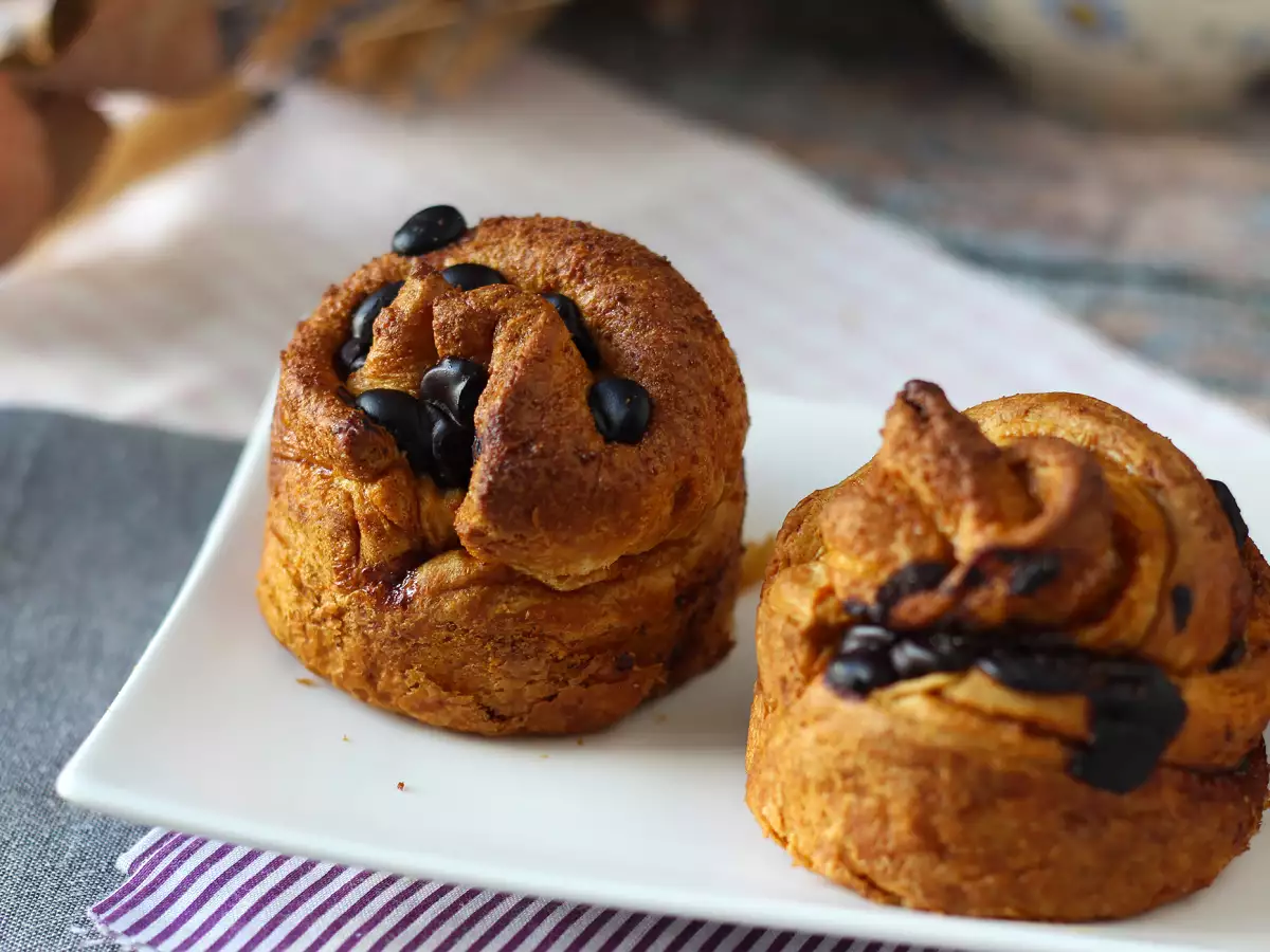 Cruffins: de combinatie van een croissant en een muffin, met banketbakkersroom en chocolade - foto 4