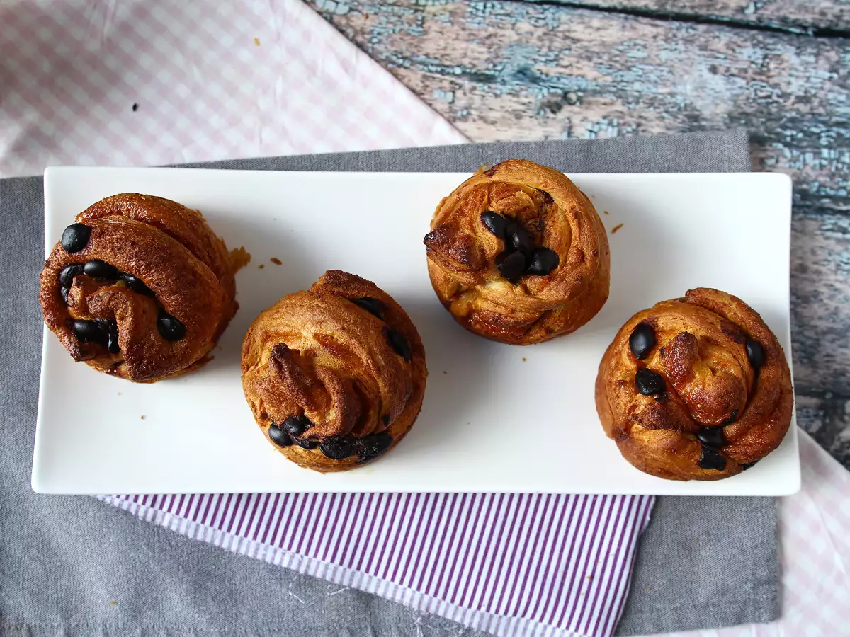 Cruffins: de combinatie van een croissant en een muffin, met banketbakkersroom en chocolade - foto 5