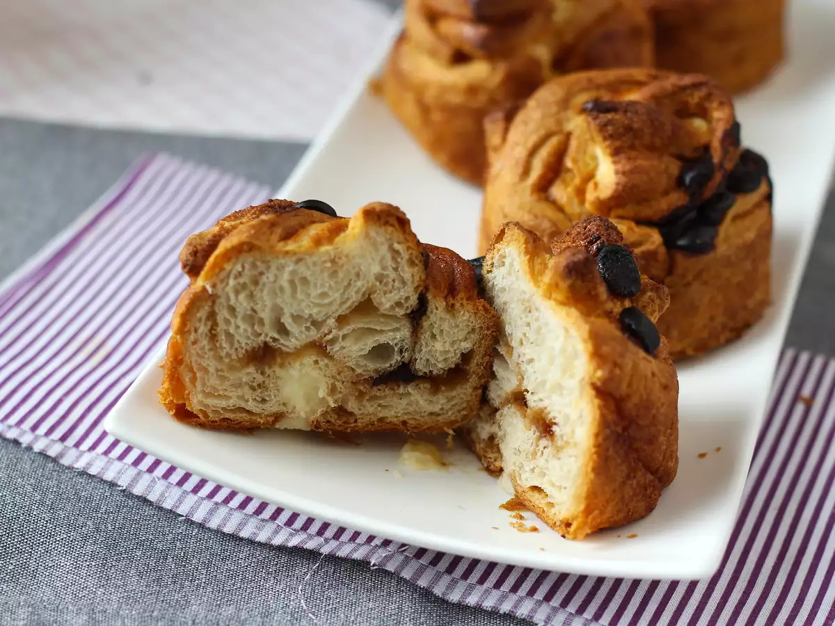 Cruffins: de combinatie van een croissant en een muffin, met banketbakkersroom en chocolade - foto 6