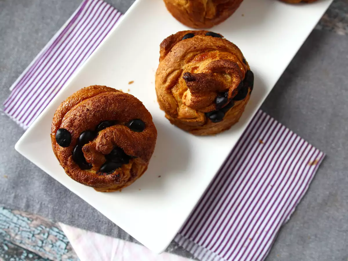 Cruffins: de combinatie van een croissant en een muffin, met banketbakkersroom en chocolade - foto 7
