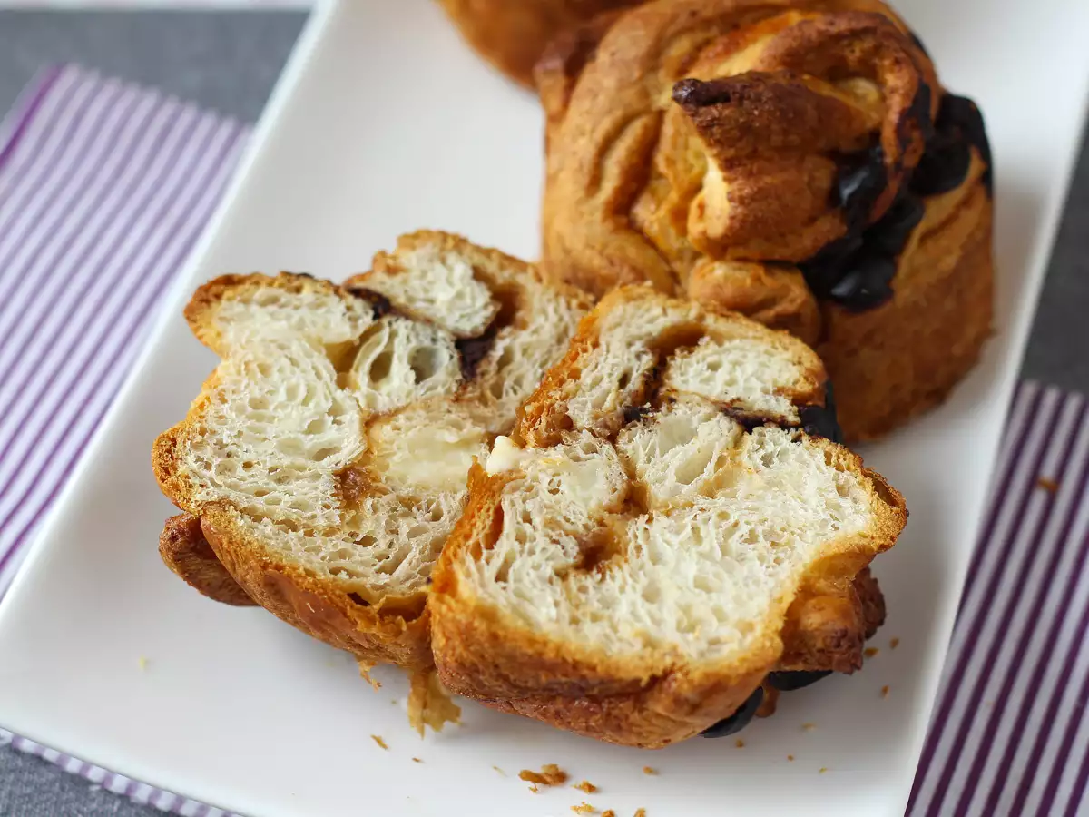 Cruffins: de combinatie van een croissant en een muffin, met banketbakkersroom en chocolade - foto 8