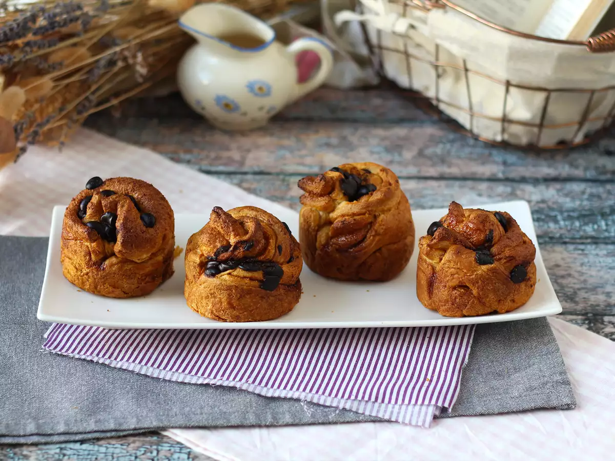 Cruffins: de combinatie van een croissant en een muffin, met banketbakkersroom en chocolade - foto 9