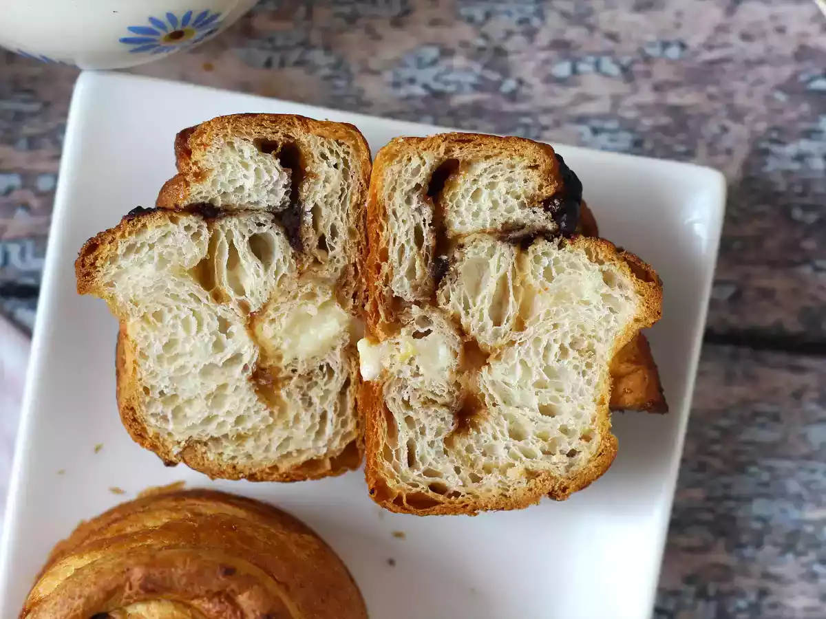 Cruffins, de combinatie van een croissant en een muffin, met custard en chocolade - foto 2