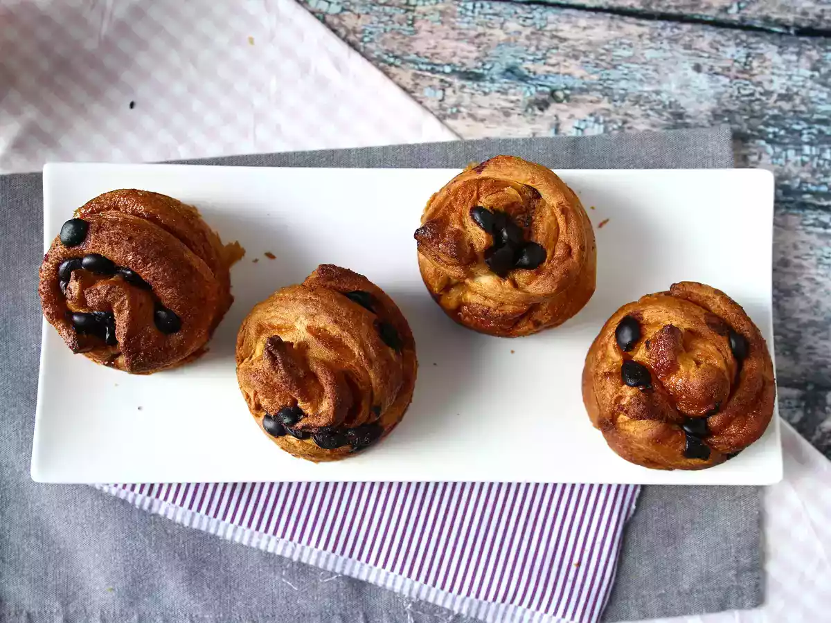 Cruffins, de combinatie van een croissant en een muffin, met custard en chocolade - foto 5