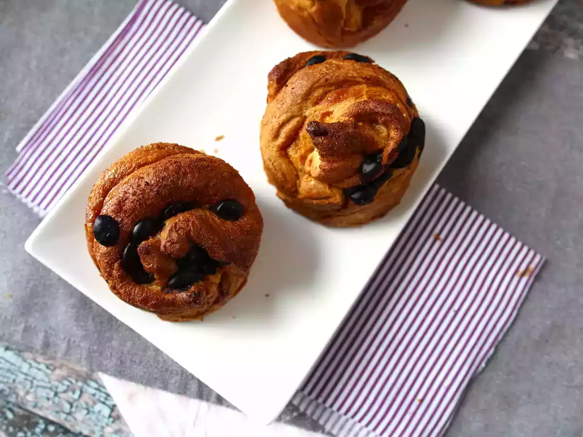 Cruffins, de combinatie van een croissant en een muffin, met custard en chocolade - foto 7