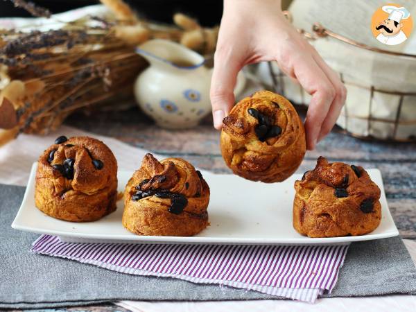 Cruffins, de combinatie van een croissant en een muffin, met custard en chocolade