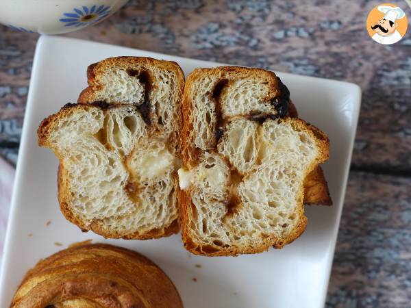 Cruffins, de combinatie van een croissant en een muffin, met custard en chocolade - foto 2