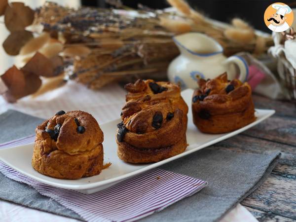 Cruffins, de combinatie van een croissant en een muffin, met custard en chocolade - foto 3