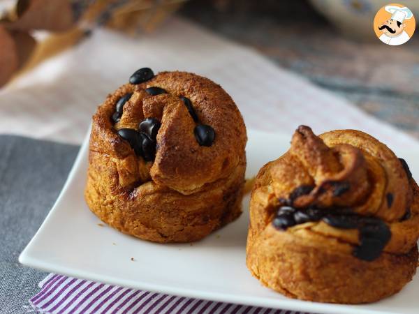 Cruffins, de combinatie van een croissant en een muffin, met custard en chocolade - foto 4