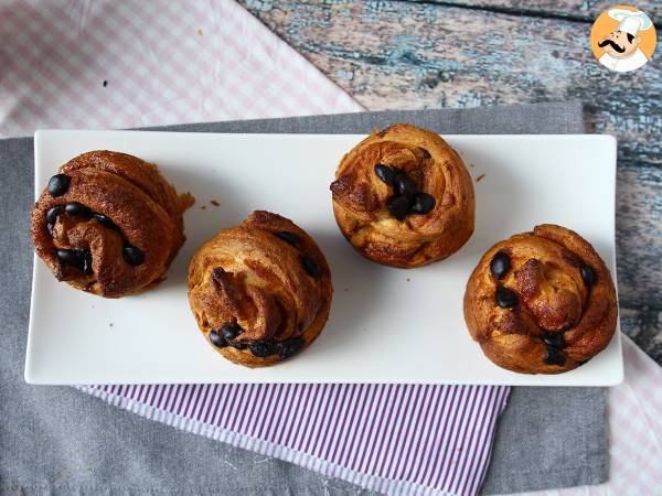 Cruffins, de combinatie van een croissant en een muffin, met custard en chocolade - foto 5