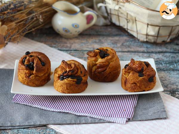 Cruffins, de combinatie van een croissant en een muffin, met custard en chocolade - foto 9