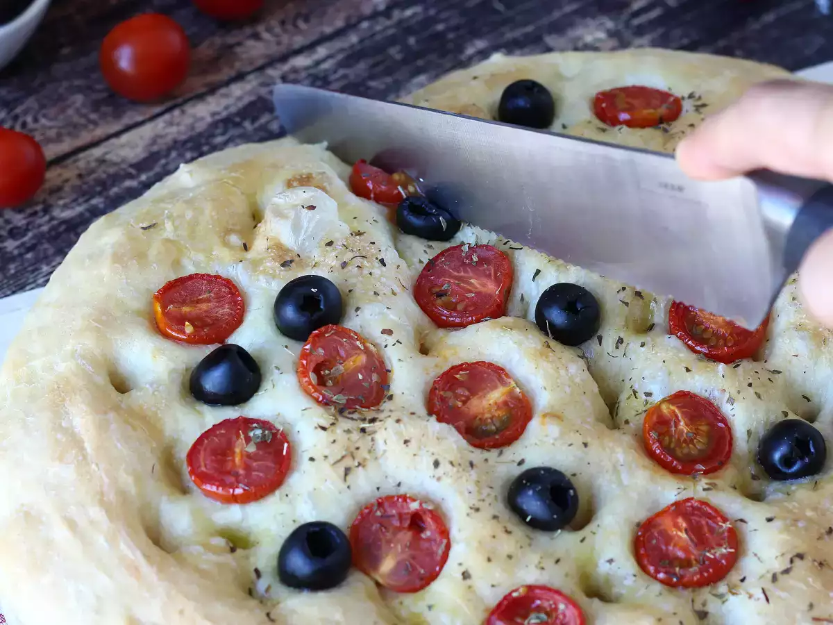 Dikke, luchtige focaccia met cherrytomaatjes, olijven en oregano - foto 2