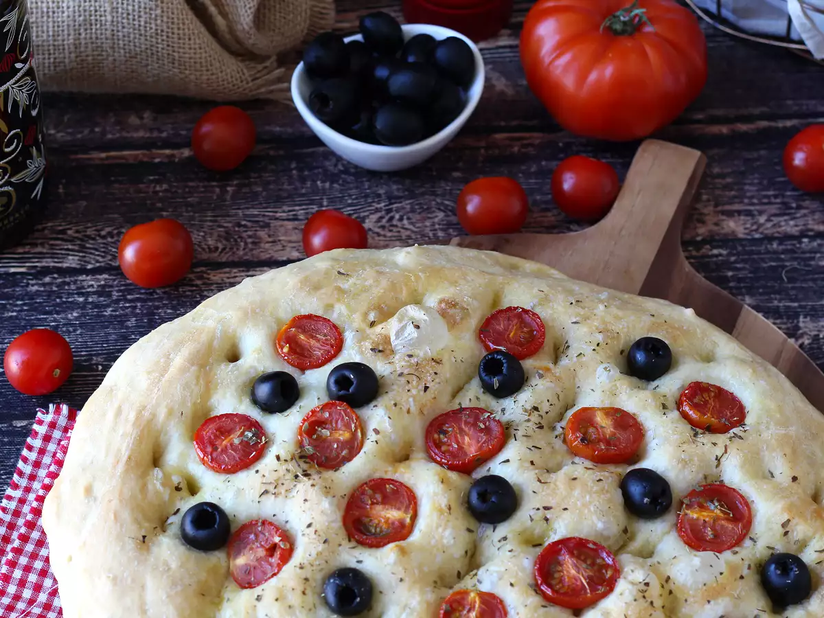 Dikke, luchtige focaccia met cherrytomaatjes, olijven en oregano - foto 3