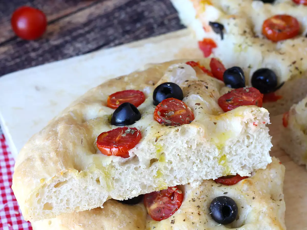 Dikke, luchtige focaccia met cherrytomaatjes, olijven en oregano - foto 5