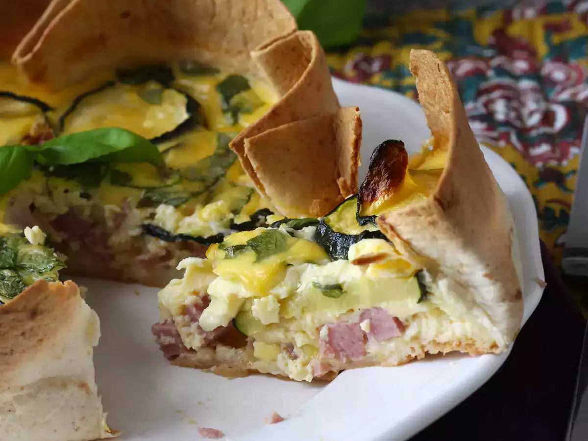 Een quiche zonder deeg met een tortilla? Het kan! Een licht recept dat perfect is voor de zomer!