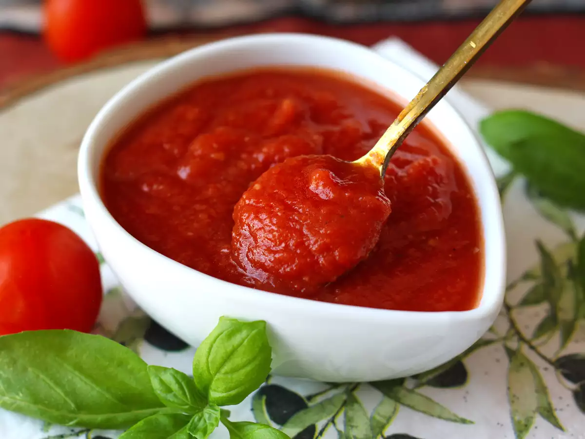 Een rauwe tomatensaus met een volle smaak, ideaal als topping op een pizza of een pinsa.