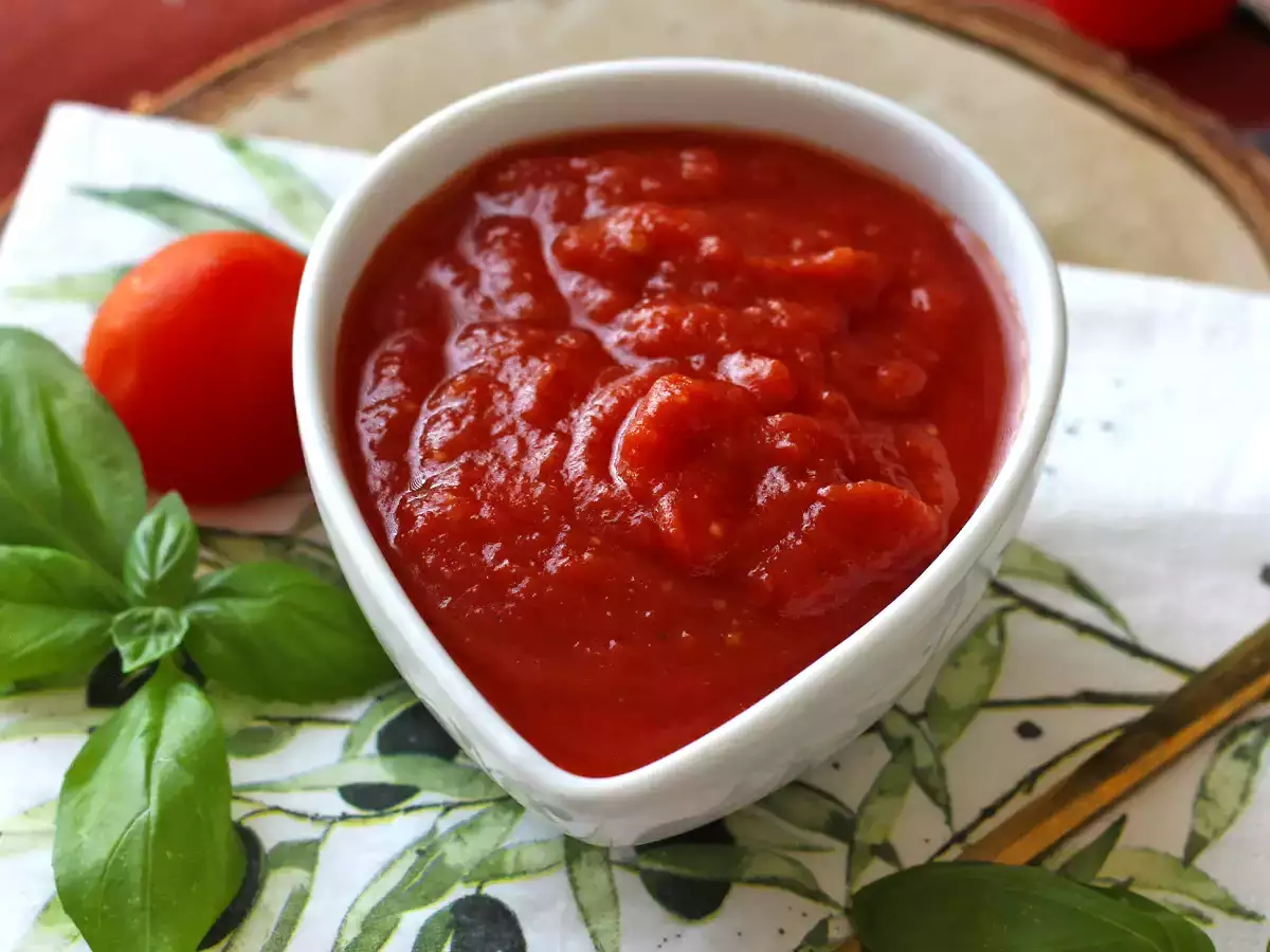 Een rauwe tomatensaus met een volle smaak, ideaal als topping op een pizza of een pinsa. - foto 4
