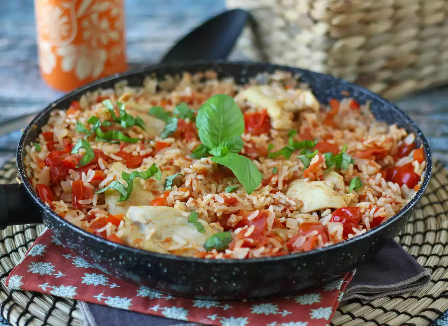Eenpansgerecht met kip, rijst met tomaat en paprika