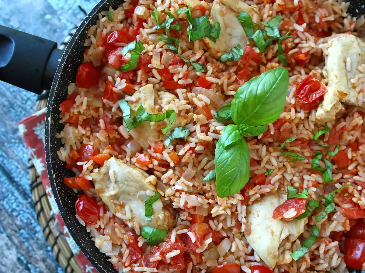 Eenpansgerecht met kip, rijst met tomaat en paprika - foto 2