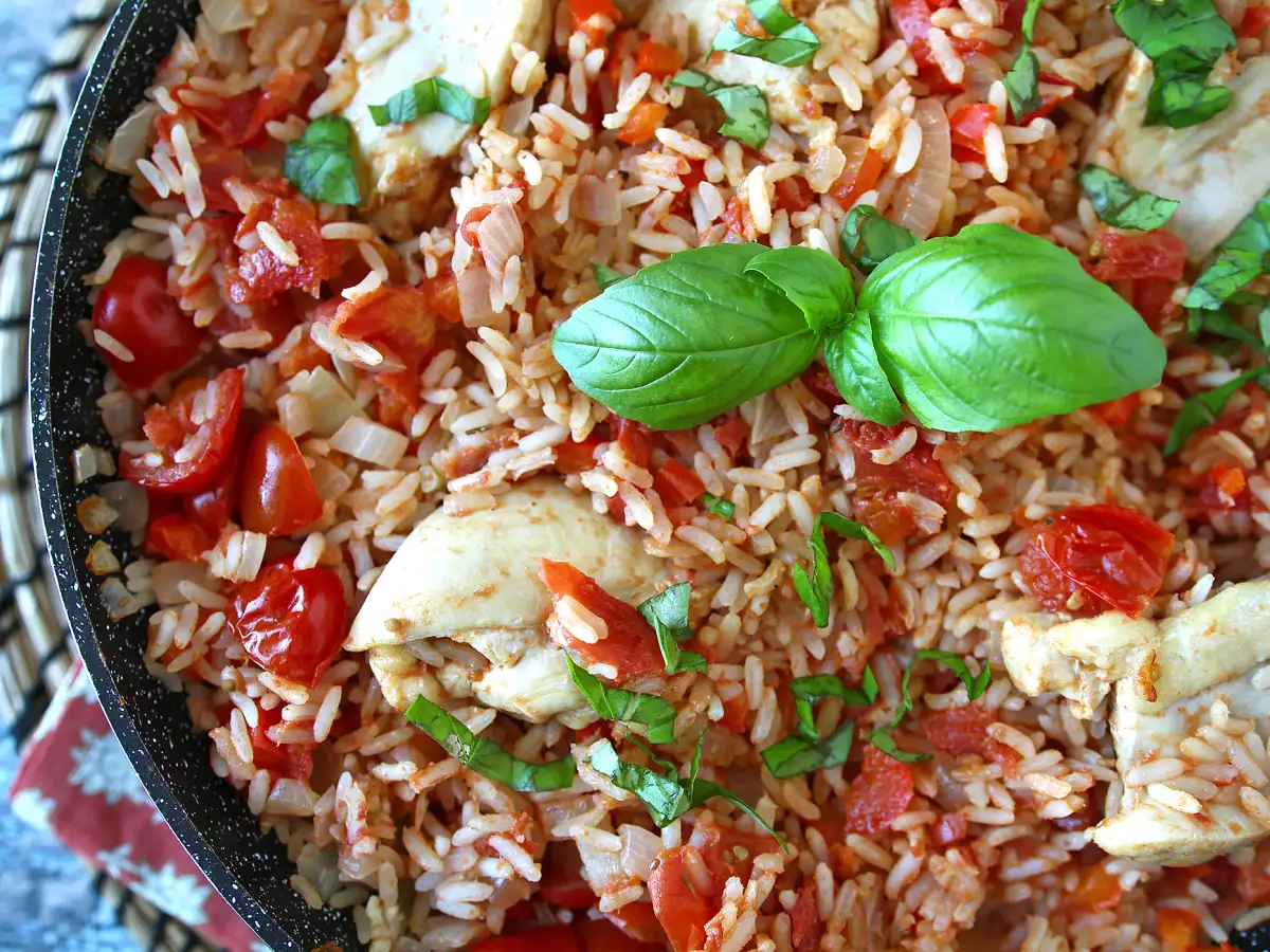 Eenpansgerecht met kip, rijst met tomaat en paprika - foto 4